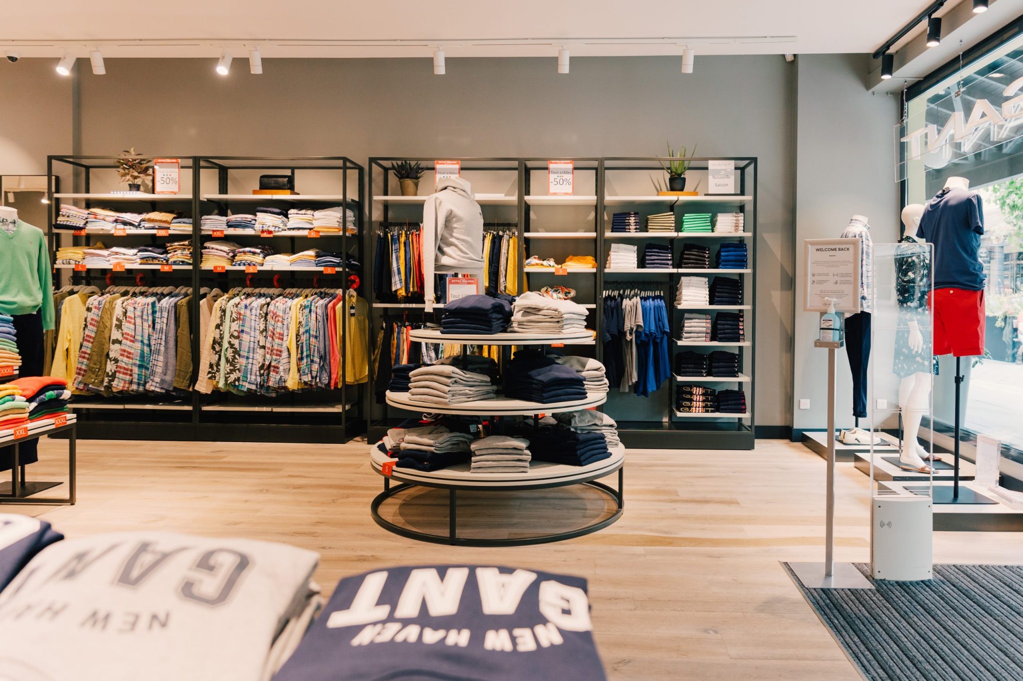 GANT Store mit Bodengrafik, montiert von World of Retail Services