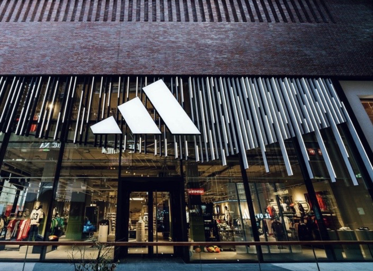 adidas store facade, retail installation by World of Retail Services