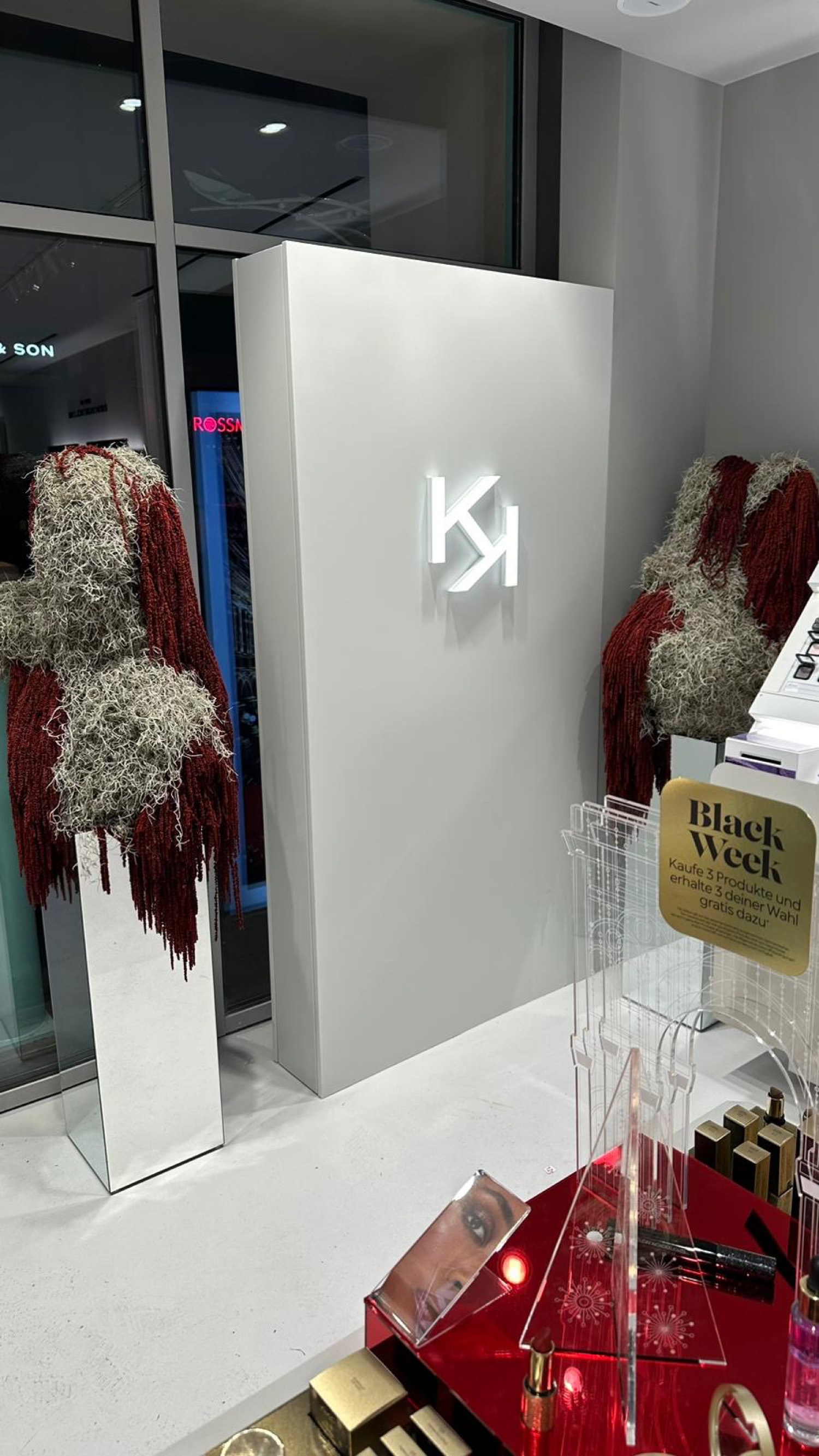 KIKO Milano store with illuminated logo by World of Retail Services
